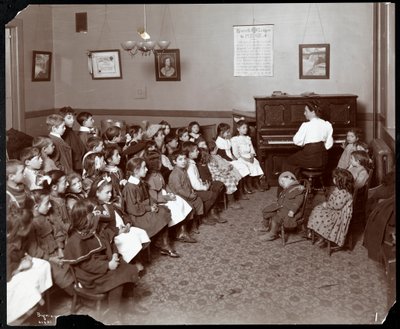 Donne e bambini in una stanza con fiori alla National Fruit e Flower Guild, 247 Spring Street, New York, 1906 da Byron Company